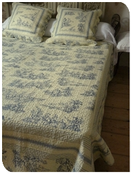 couvre-lit boutis motifs toile de jouy bleu
