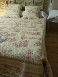 couvre-lit,boutis motif toile de jouy rose