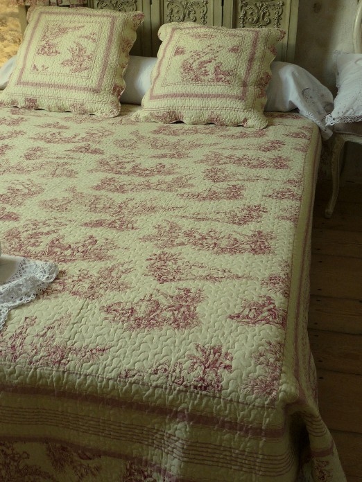 le boutis toile de jouy rose et sa taie