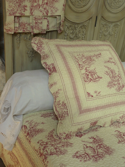 gros plan du tissu du boutis toile de jouy rose