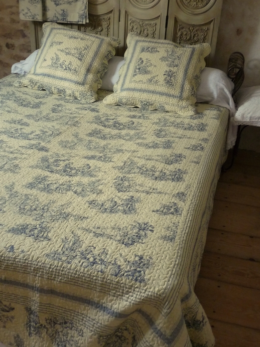couvre lit en boutis toile de jouy bleue