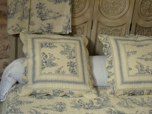 boutis de lit aux motifs toile de jouy