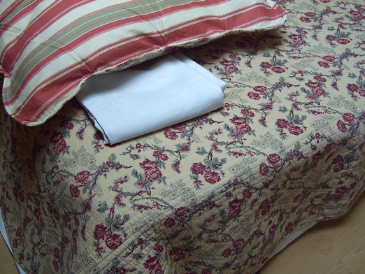 couvre lit en boutis fleurs mauve mod�le old british
