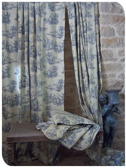 les rideaux assortis au mod�le toile de jouy bleue