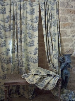 les rideaux assortis au boutis toile de jouy bleue