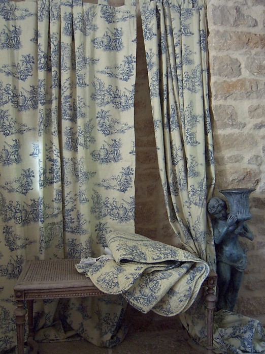 vue du rideau toile de jouy bleue
