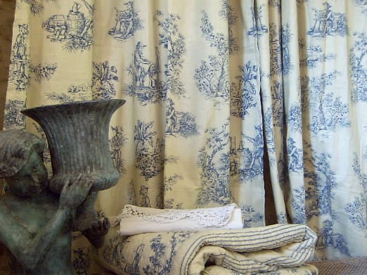 gros plan toile de jouy bleue