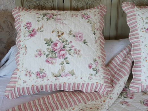 les motifs du  couvre lit boutis alice