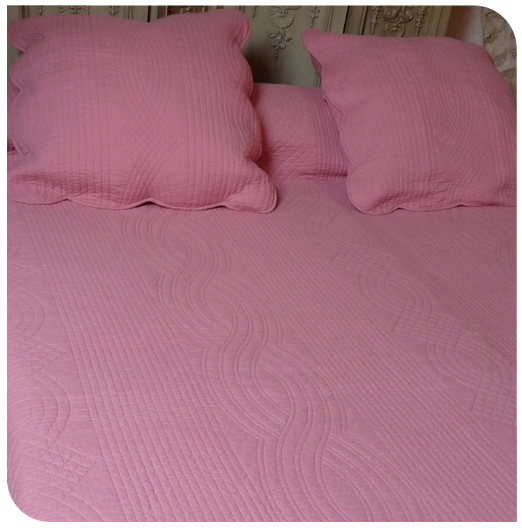 boutis toile de jouy rose et sa taie