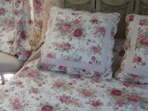 couvre-lit boutis sysley vue en gros plan des fleurettes