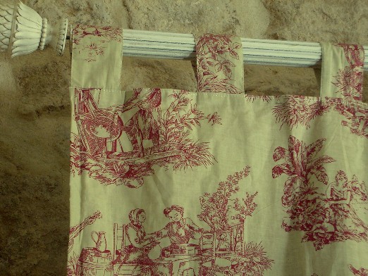 la toile de jouy bleue est assortie au boutis.