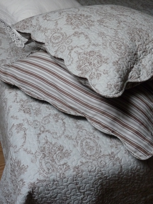 gros plan du boutis m�daillon et taies